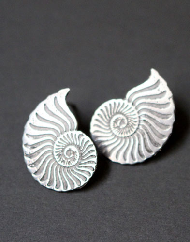 Ophite, boucles d’oreilles puces ammonites en argent