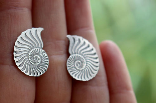 Ophite, boucles d’oreilles puces ammonites en argent