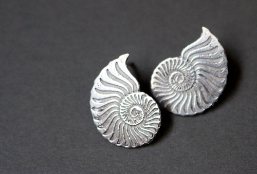 Ophite, boucles d’oreilles puces ammonites en argent