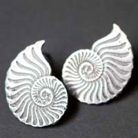 Ophite, boucles d’oreilles puces ammonites en argent