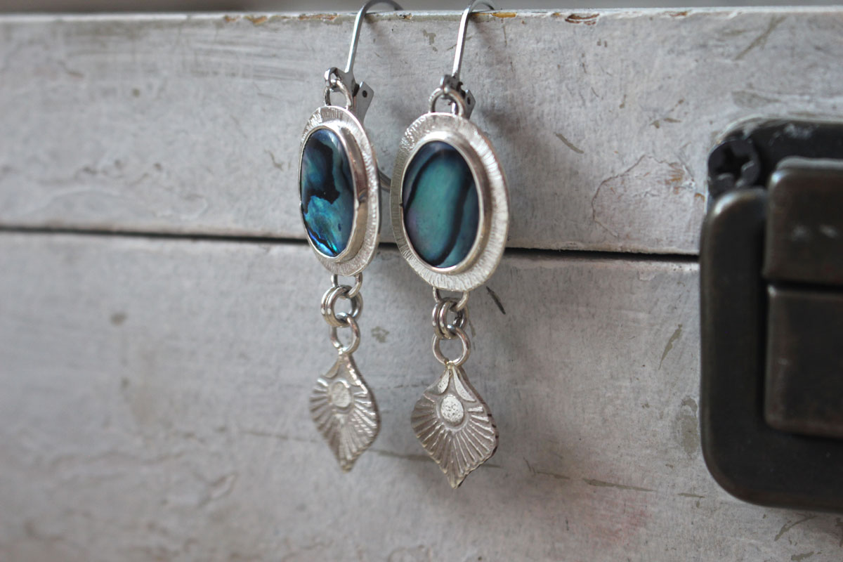 Paon, boucles d’oreilles plume d’oiseau en argent et paua