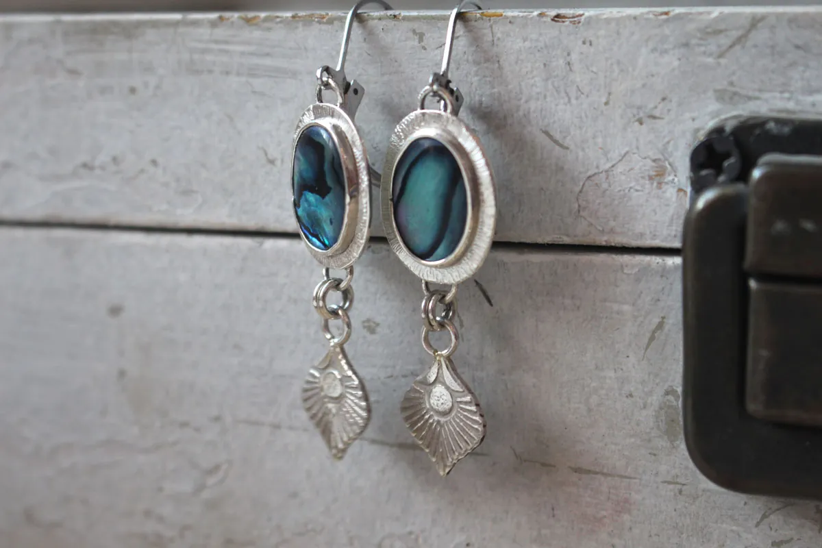 Paon, boucles d’oreilles plume d’oiseau en argent et paua