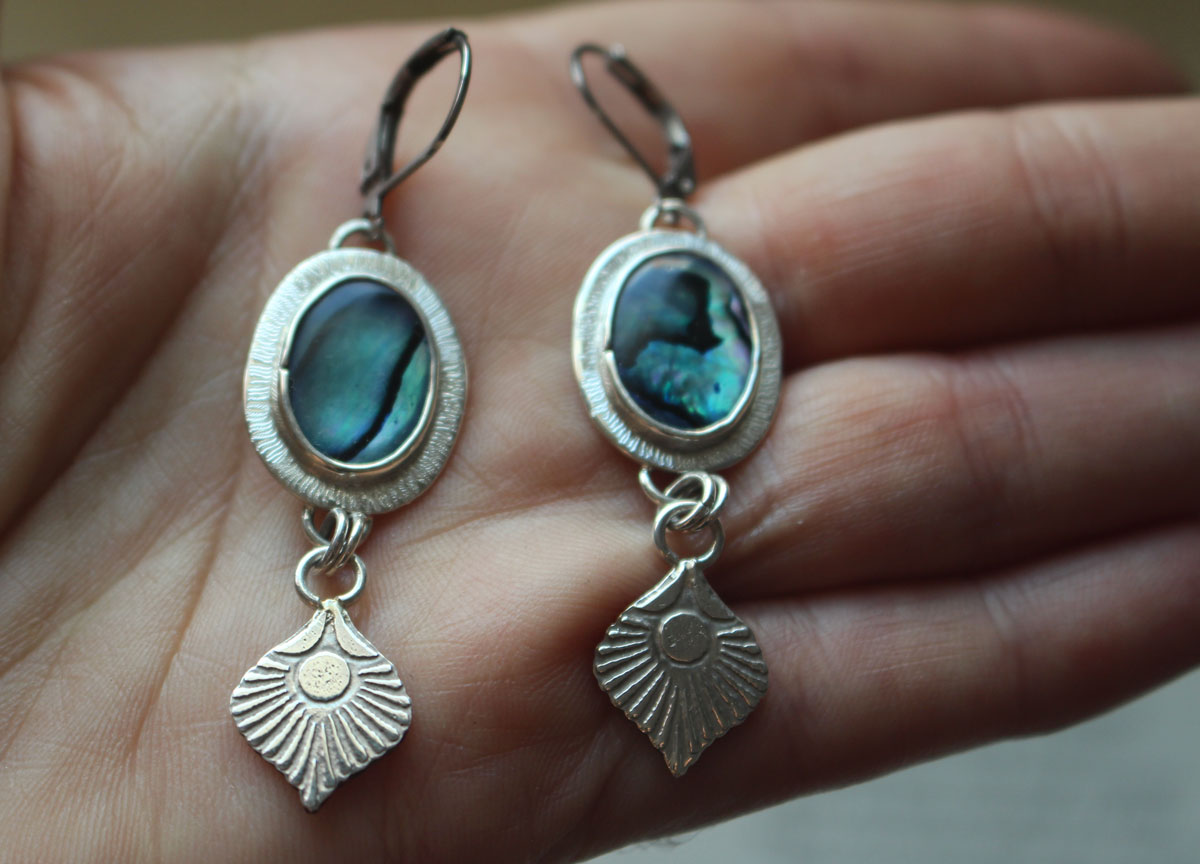 Paon, boucles d’oreilles plume d’oiseau en argent et paua