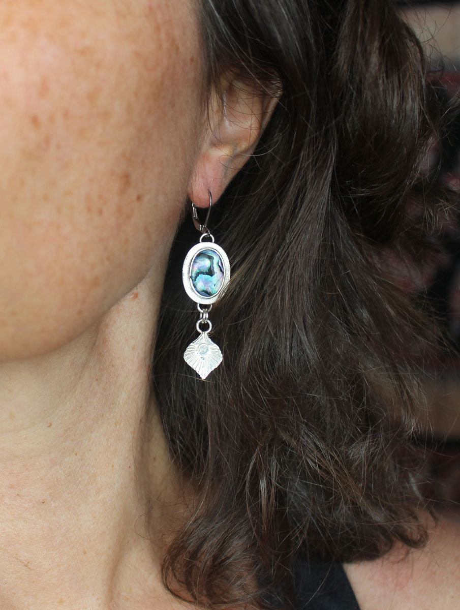 Paon, boucles d’oreilles plume d’oiseau en argent et paua