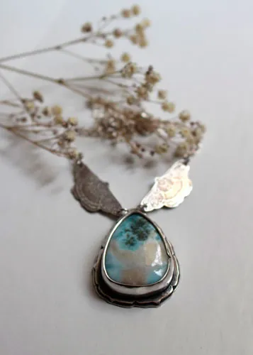 Papillon de l’âme, collier guide grec en argent et larimar