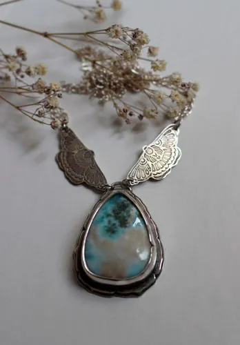 Papillon de l’âme, collier guide grec en argent et larimar