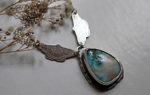 Papillon de l’âme, collier guide grec en argent et larimar