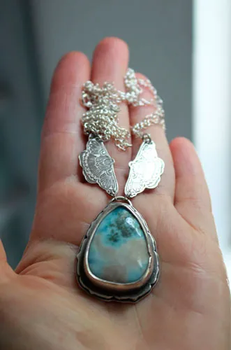 Papillon de l’âme, collier guide grec en argent et larimar