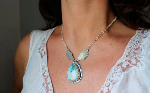 Papillon de l’âme, collier guide grec en argent et larimar
