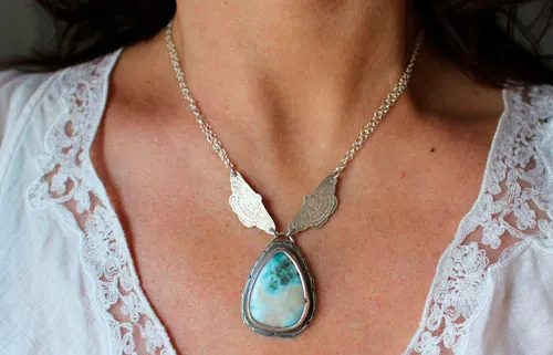 Papillon de l’âme, collier guide grec en argent et larimar