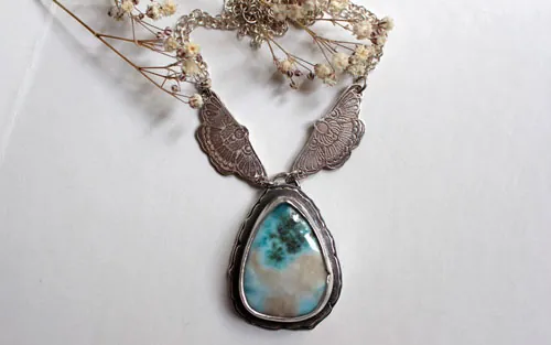 Papillon de l’âme, collier guide grec en argent et larimar