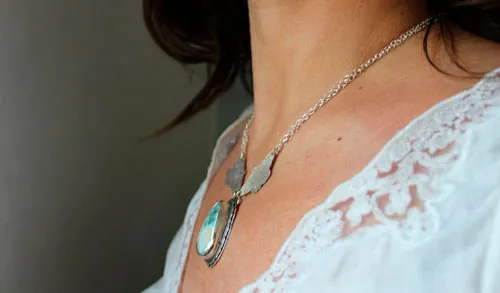 Papillon de l’âme, collier guide grec en argent et larimar