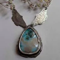 Papillon de l’âme, collier guide grec en argent et larimar