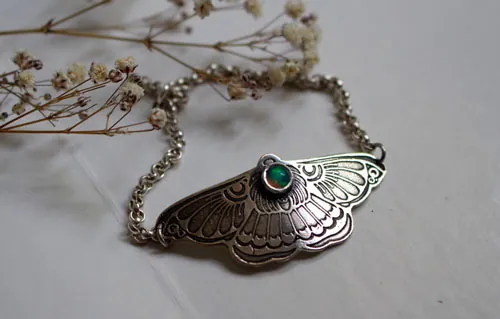 Papillon de lune, bracelet beauté de la nuit en argent et opale