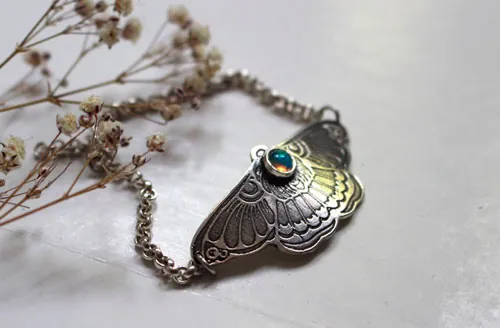 Papillon de lune, bracelet beauté de la nuit en argent et opale