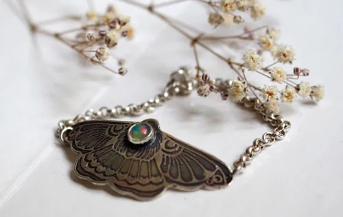 Papillon de lune, bracelet beauté de la nuit en argent et opale