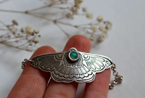 Papillon de lune, bracelet beauté de la nuit en argent et opale