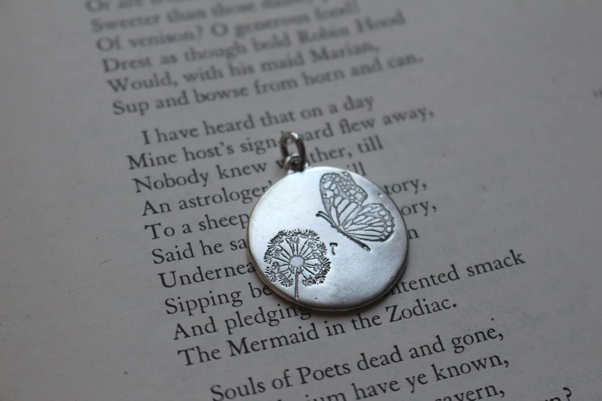Papillon et pissenlit, pendentif bucolique et romantique en argent