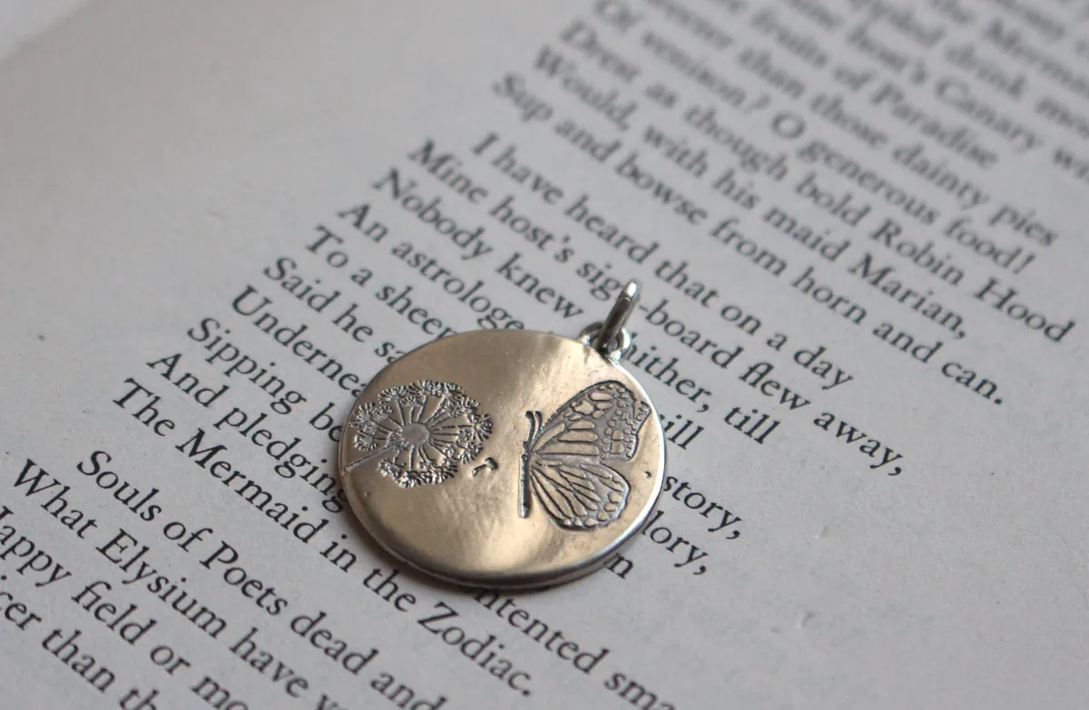 Papillon et pissenlit, pendentif bucolique et romantique en argent