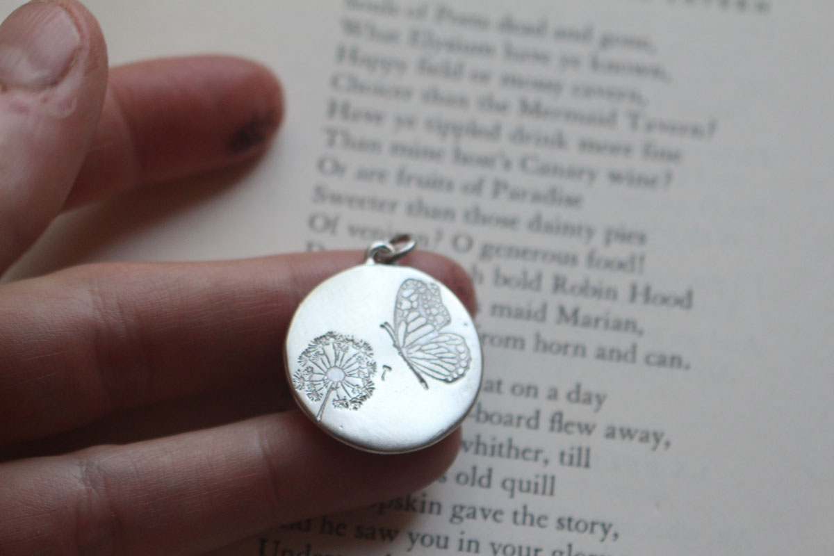 Papillon et pissenlit, pendentif bucolique et romantique en argent