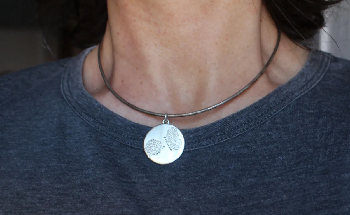 Papillon et pissenlit, pendentif bucolique et romantique en argent