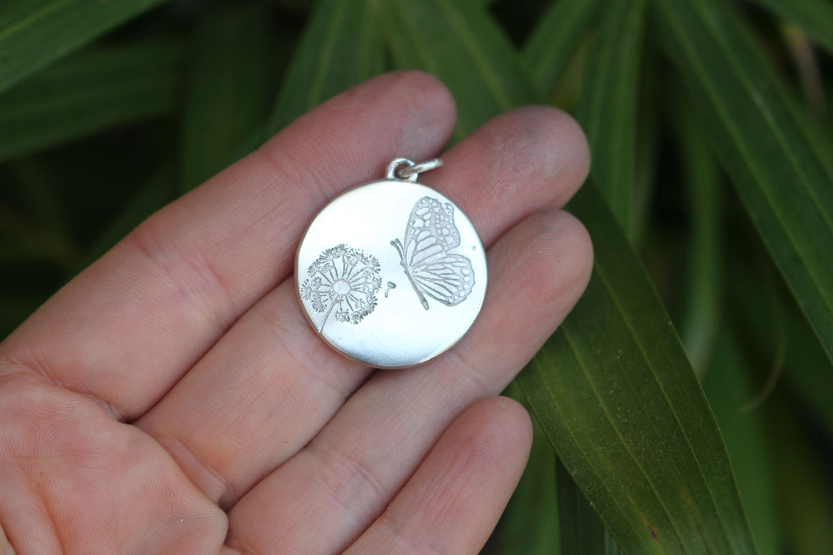 Papillon et pissenlit, pendentif bucolique et romantique en argent