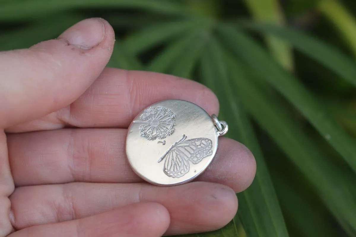 Papillon et pissenlit, pendentif bucolique et romantique en argent