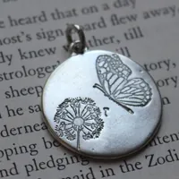 Papillon et pissenlit, pendentif bucolique et romantique en argent