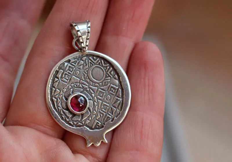 Perséphone à la grenade, pendentif légende grecque en argent et grenat