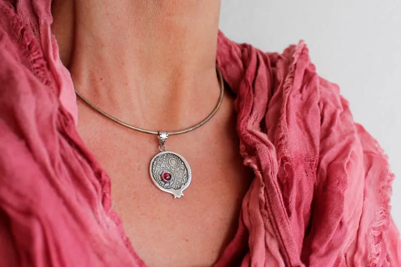 Perséphone à la grenade, pendentif légende grecque en argent et grenat