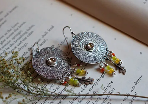 Pétales du soleil, boucles d’oreilles mandala en argent, agate verte, agate jaune, citrine et cornaline