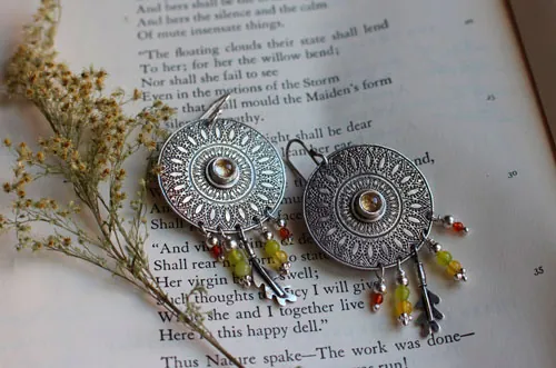 Pétales du soleil, boucles d’oreilles mandala en argent, agate verte, agate jaune, citrine et cornaline