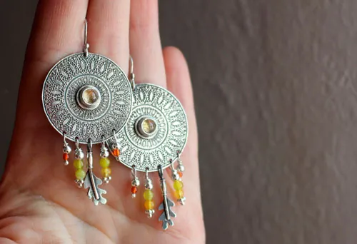 Pétales du soleil, boucles d’oreilles mandala en argent, agate verte, agate jaune, citrine et cornaline