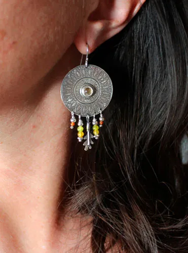 Pétales du soleil, boucles d’oreilles mandala en argent, agate verte, agate jaune, citrine et cornaline
