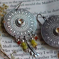 Pétales du soleil, boucles d’oreilles mandala en argent, agate verte, agate jaune, citrine et cornaline