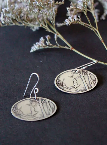 Petit matin d’automne, boucles d’oreilles corbeau dans la forêt en argent
