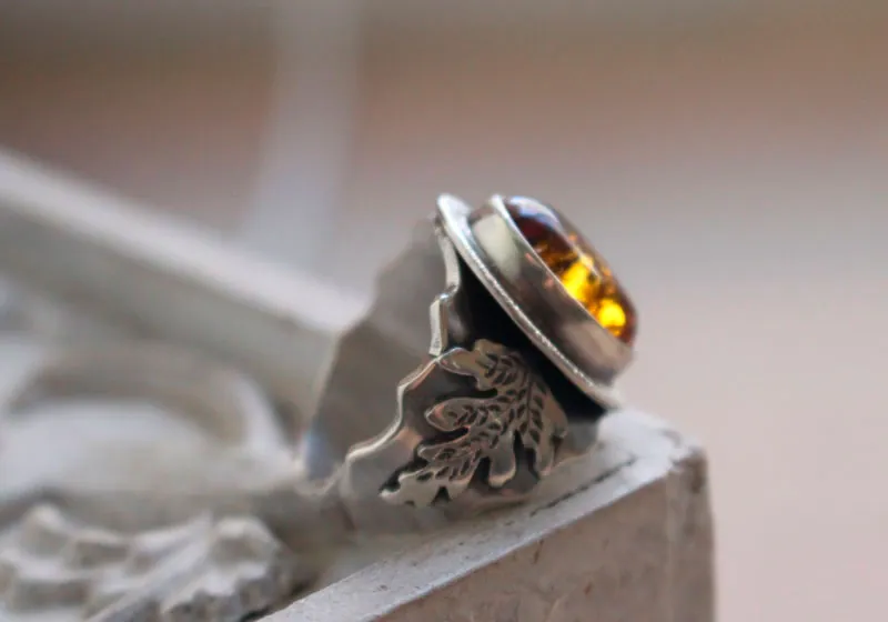 Petite feuille d’or, bague couleur chaude en argent et ambre