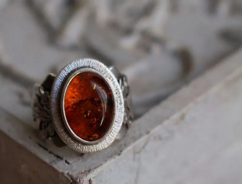 Petite feuille d’or, bague couleur chaude en argent et ambre