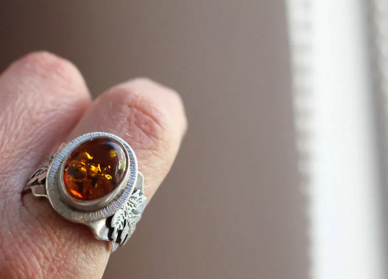 Petite feuille d’or, bague couleur chaude en argent et ambre