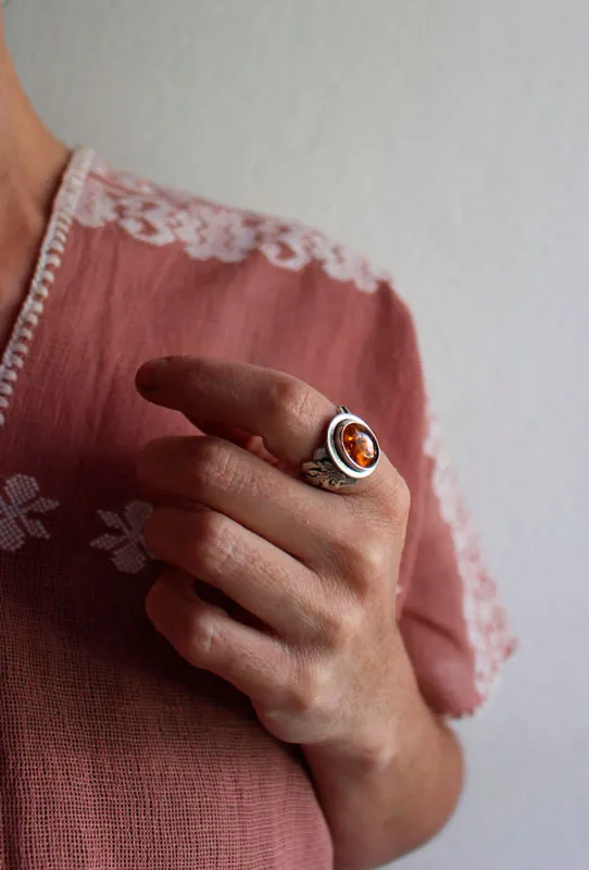 Petite feuille d’or, bague couleur chaude en argent et ambre