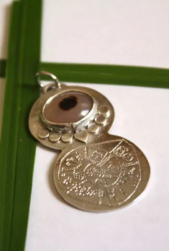 Phaïstos, pendentif disque minoen de Phaïstos en argent et agate dendritique