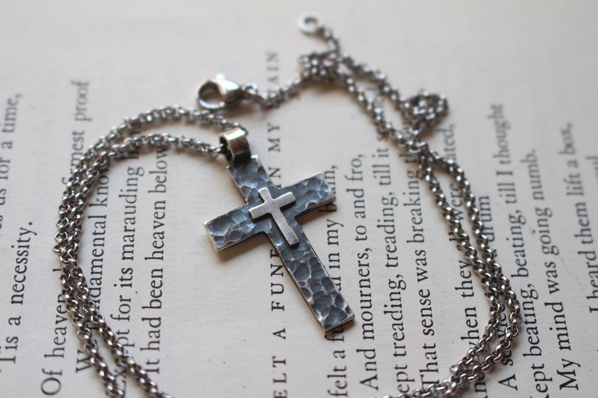 Piétà, pendentif double croix en argent