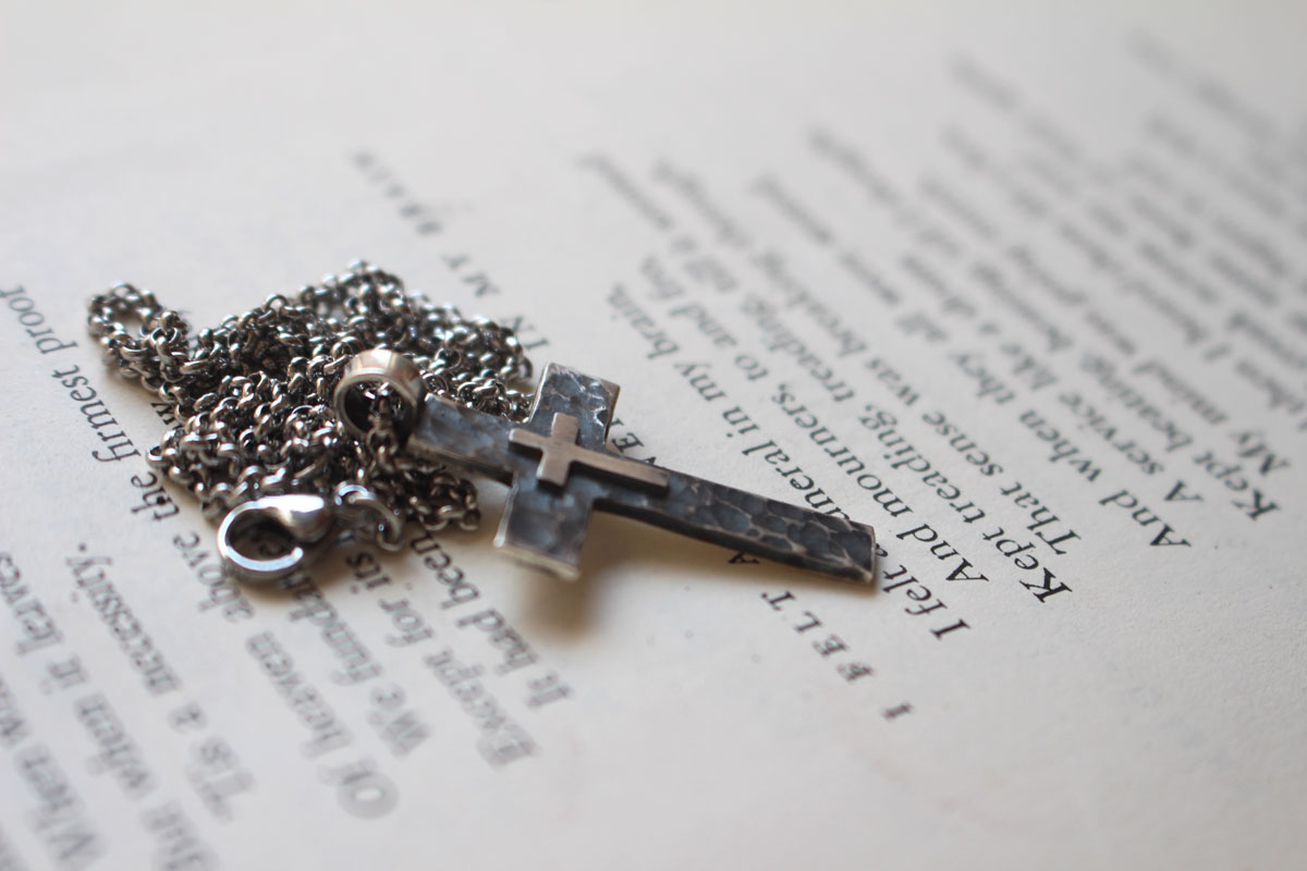 Piétà, pendentif double croix en argent
