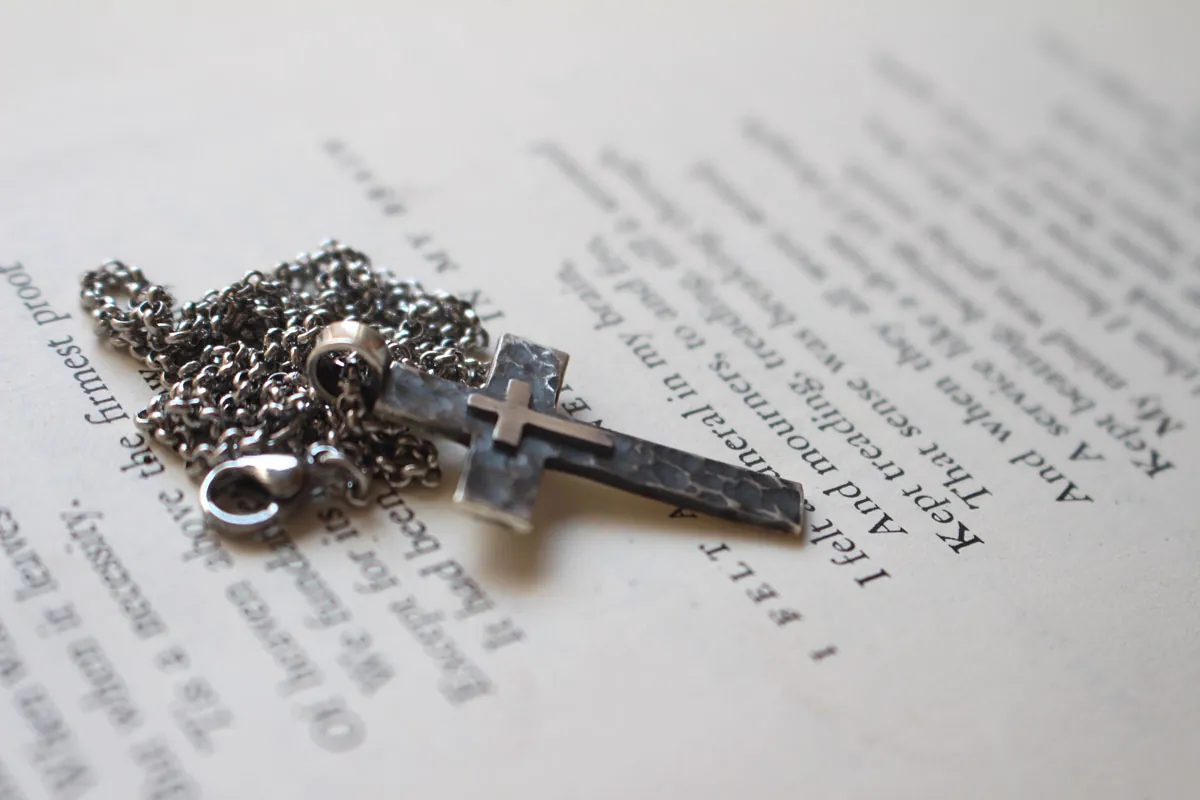 Piétà, pendentif double croix en argent