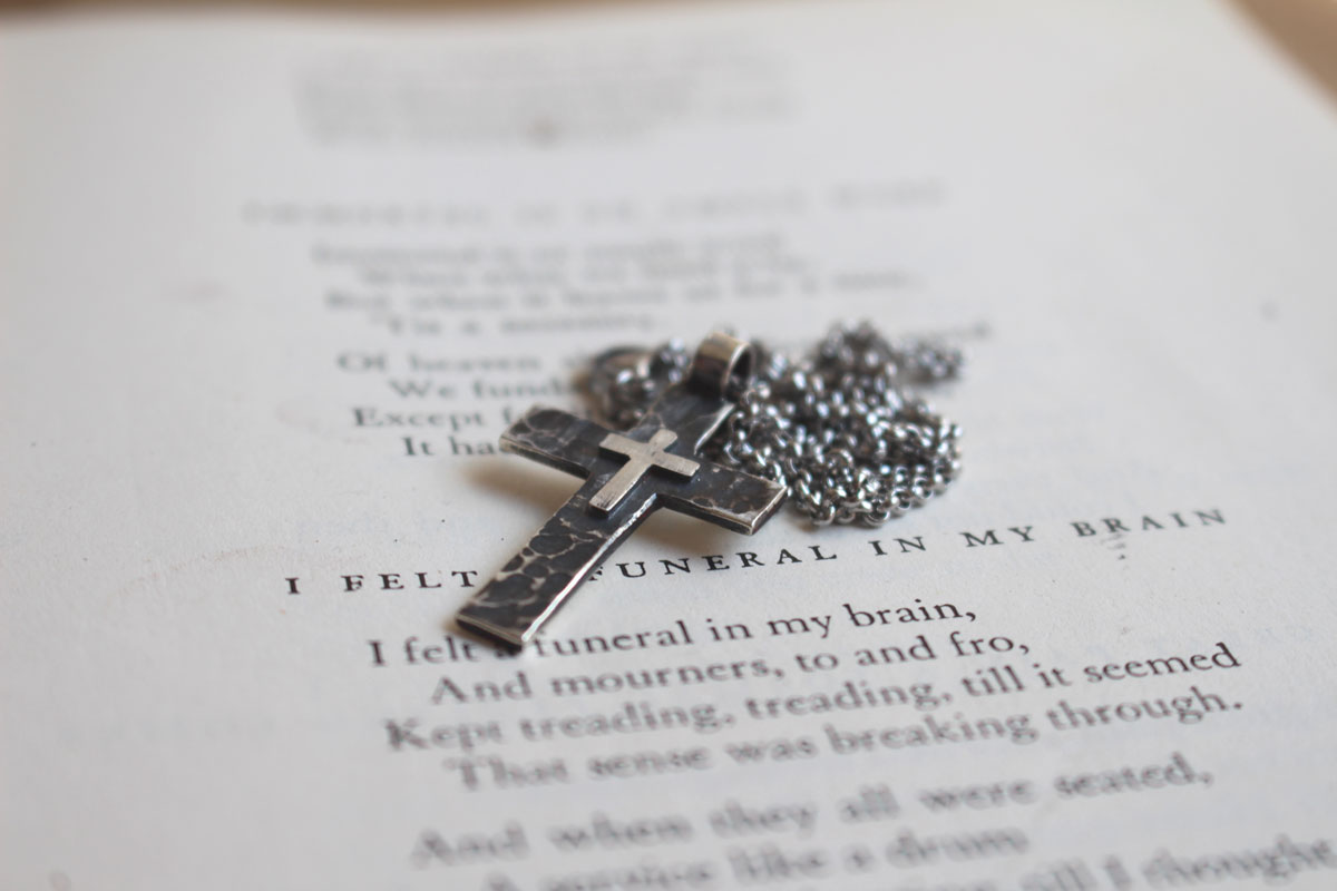 Piétà, pendentif double croix en argent