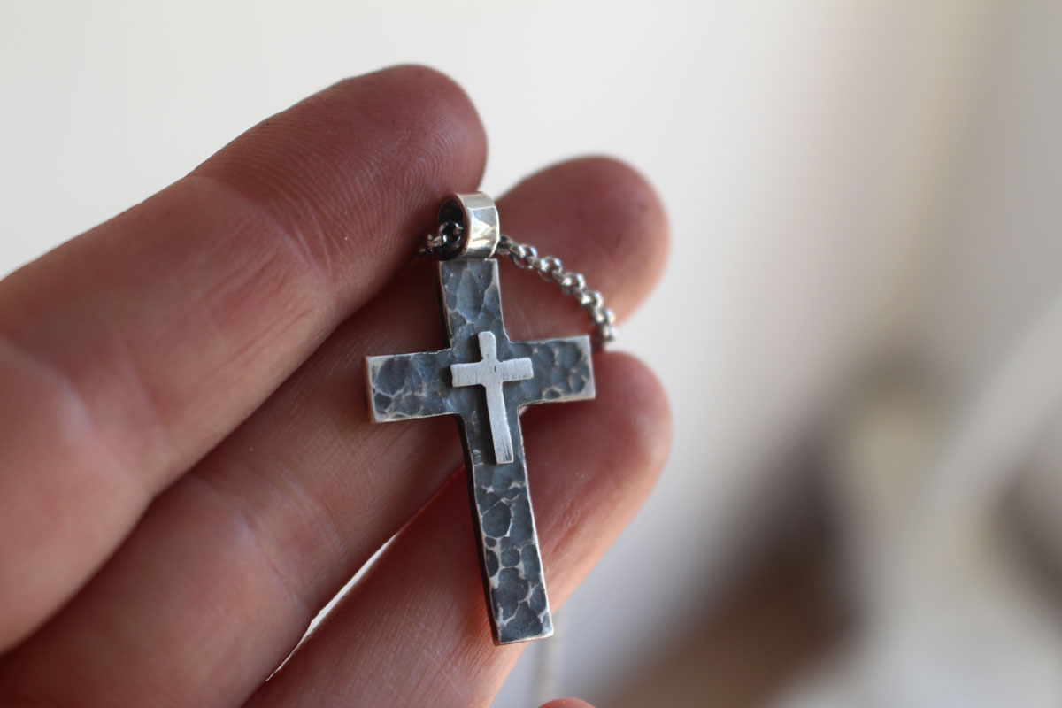 Piétà, pendentif double croix en argent