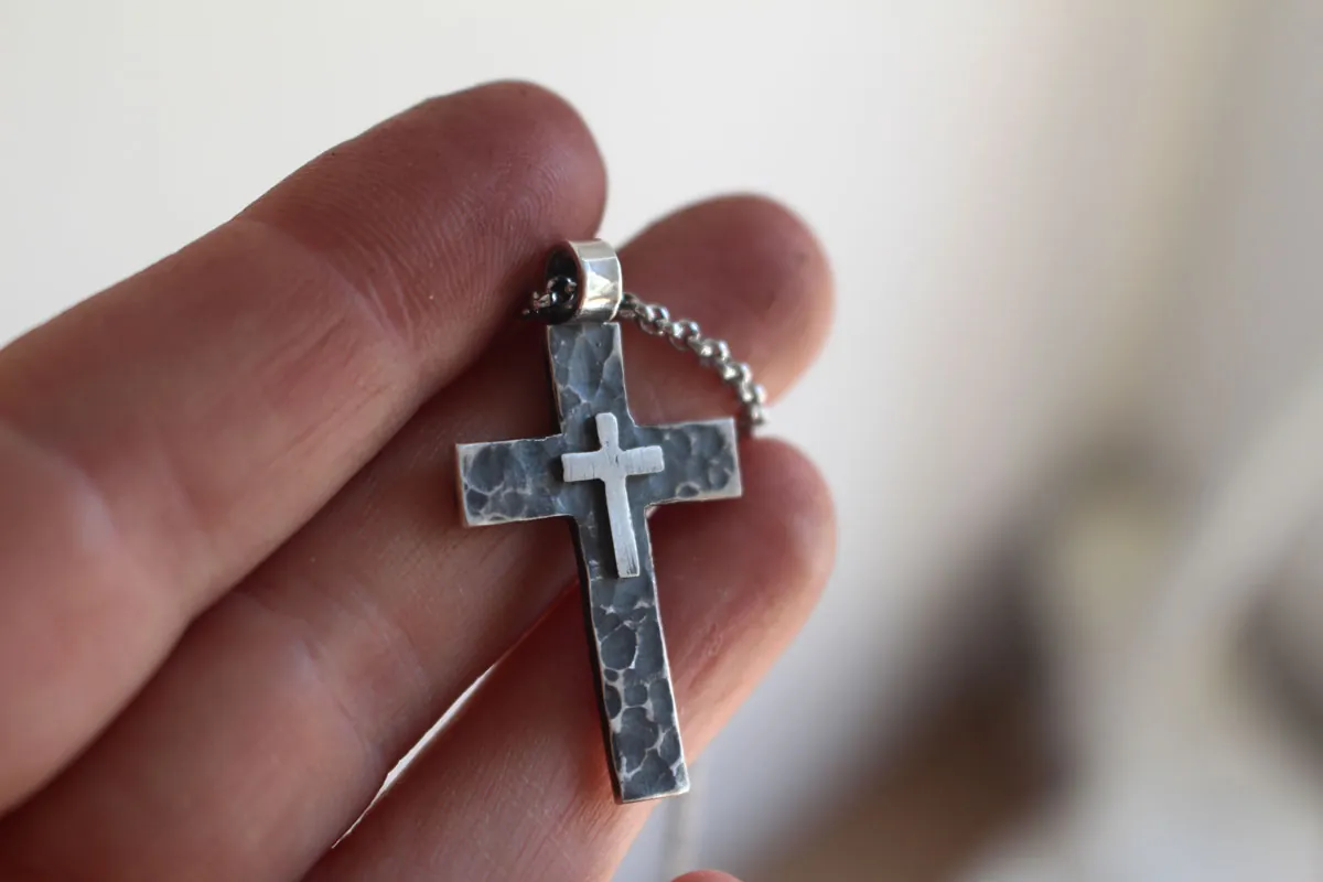Piétà, pendentif double croix en argent
