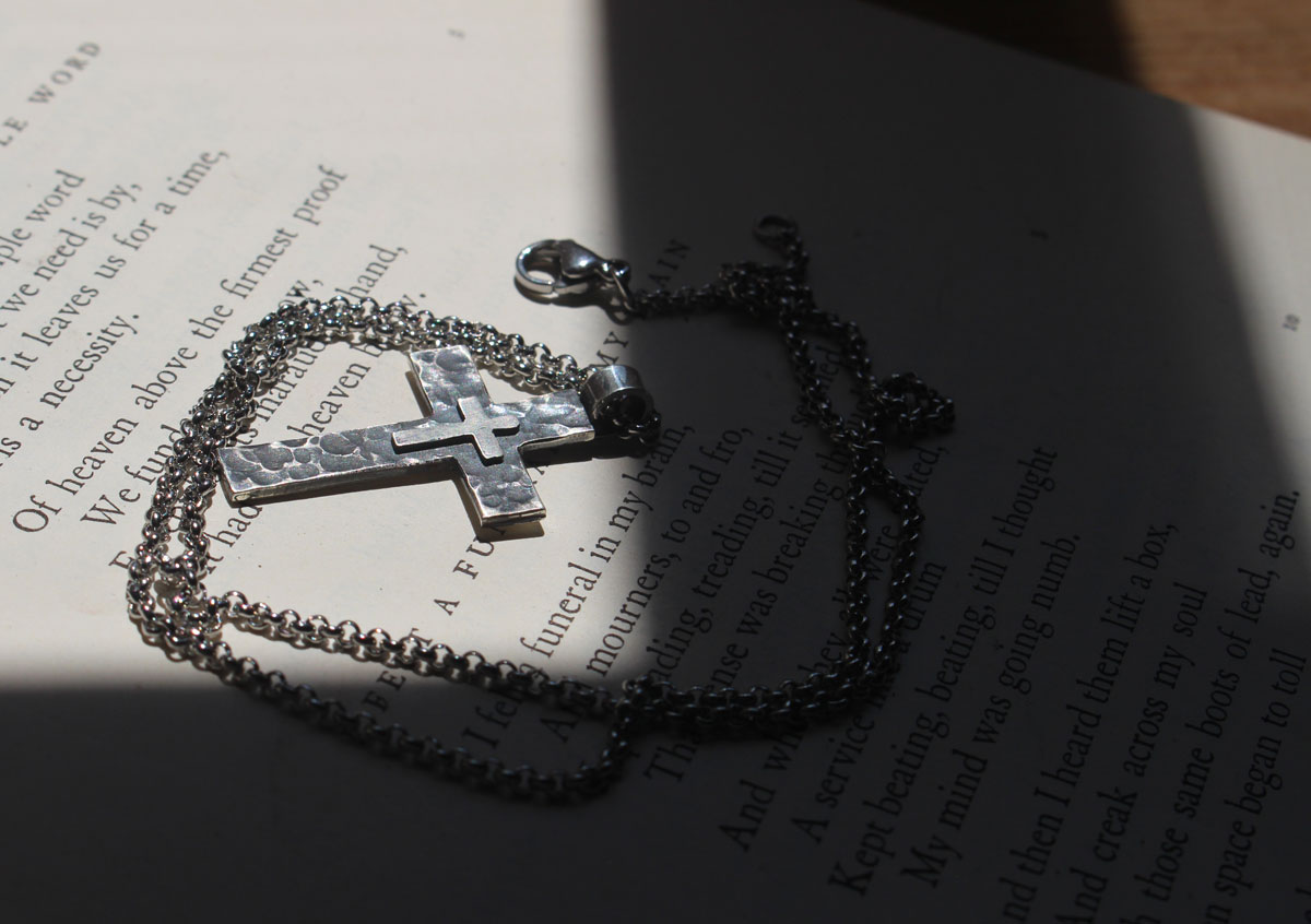 Piétà, pendentif double croix en argent