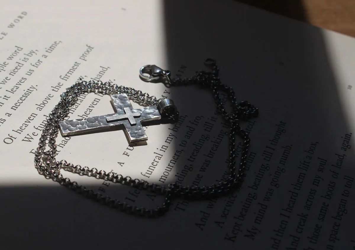 Piétà, pendentif double croix en argent