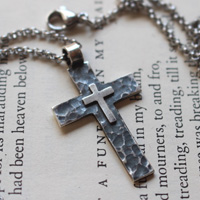 Piétà, pendentif double croix en argent